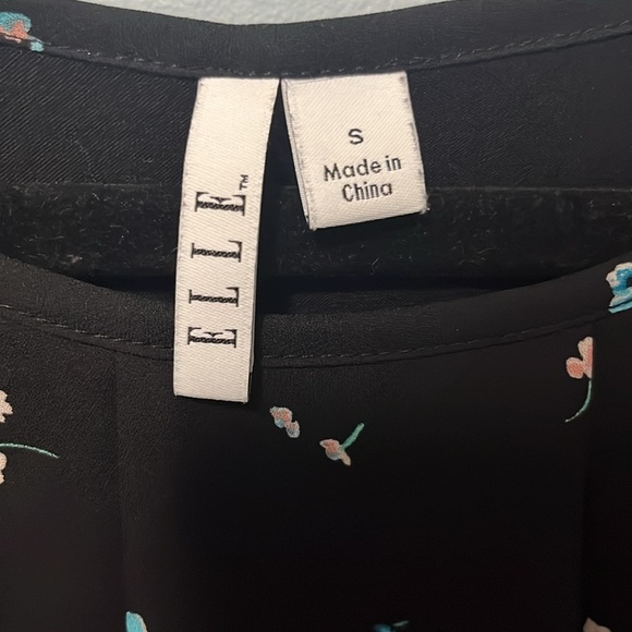 Black top with flower patter - Picture 2 of 3